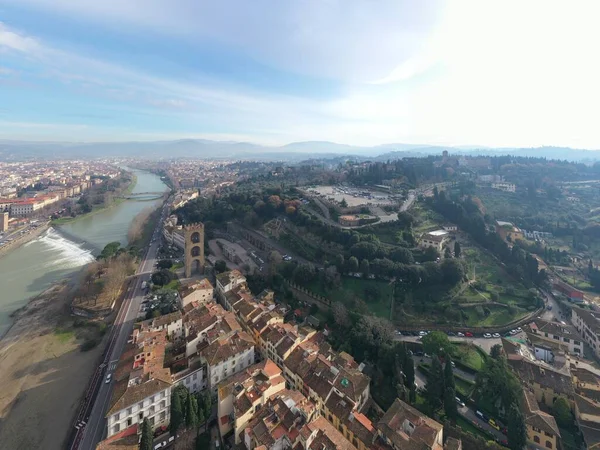 Luchtpanorama van Florence bij zonsopgang, Firenze, Toscane, Italië, kathedraal, rivier, uitzicht op de drone pint, bergen op de achtergrond — Stockfoto