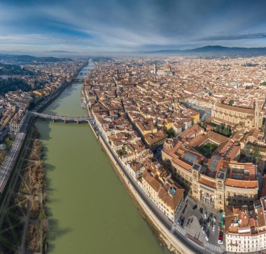 Gün doğumunda Floransa, Firenze, Toskana, İtalya, katedral, nehir, insansız hava aracı manzarası, arka planda dağlar