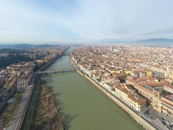 Panorama Florencji o wschodzie słońca, Firenze, Toskania, Włochy, katedra, rzeka, widok na drona, góry na tle — Zdjęcie stockowe