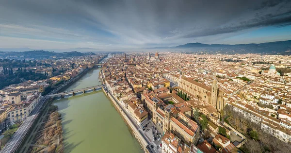 Luchtpanorama van Florence bij zonsopgang, Firenze, Toscane, Italië, kathedraal, rivier, uitzicht op de drone pint, bergen op de achtergrond — Stockfoto