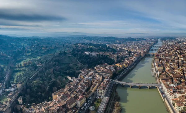 Luchtpanorama van Florence bij zonsopgang, Firenze, Toscane, Italië, kathedraal, rivier, uitzicht op de drone pint, bergen op de achtergrond — Stockfoto