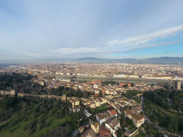 Luchtpanorama van Florence bij zonsopgang, Firenze, Toscane, Italië, kathedraal, rivier, uitzicht op de drone pint, bergen op de achtergrond — Stockfoto