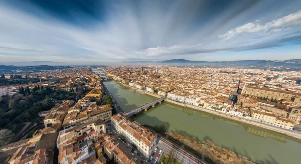 Letecké panorama Florencie při východu slunce, Firenze, Toskánsko, Itálie, katedrála, řeka, drone Pint View, hory je na pozadí — Stock fotografie