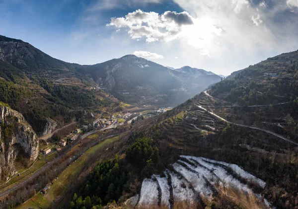 Veduta aerea panoramica drone di una strada panoramica dal bellissimo paesaggio coperto di nuvole e nebbia, ponte e viadotto, Il fiume di montagna lungo la strada, montagne innevate su uno sfondo — Foto Stock