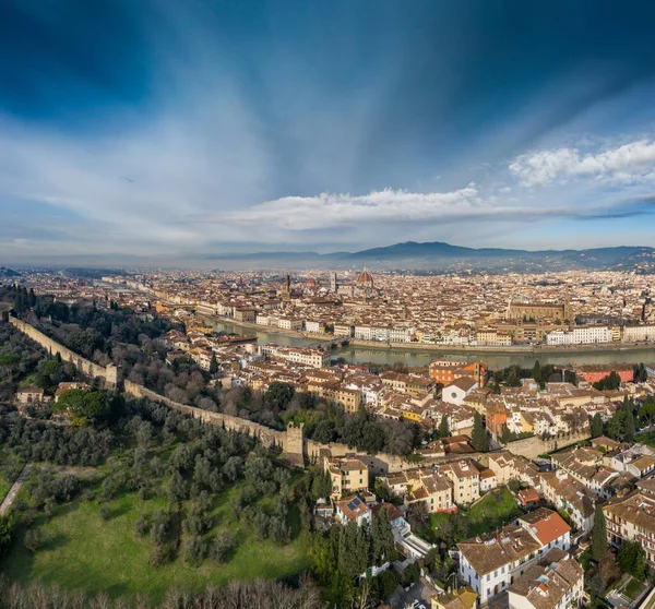 Luchtpanorama van Florence bij zonsopgang, Firenze, Toscane, Italië, kathedraal, rivier, uitzicht op de drone pint, bergen op de achtergrond — Stockfoto