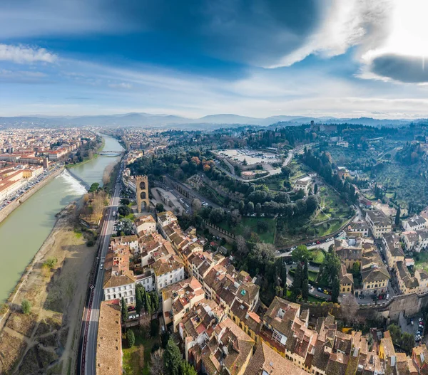 Luchtpanorama van Florence bij zonsopgang, Firenze, Toscane, Italië, kathedraal, rivier, uitzicht op de drone pint, bergen op de achtergrond — Stockfoto