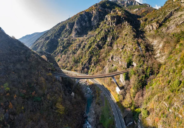 Bergsfloden längs vägen, Flygfoto panoramautsikt över en naturskön motorväg vid den vackra Landskapet täckt av moln och dimma, bro och viadukt, Bergsfloden längs vägen, — Stockfoto