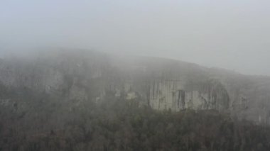 Fransa 'daki Maria Magdalena Grotto' sunun havadan görünüşü, Şafak Planı, Massif St.Baum, kutsal koku, dindar inananlar arasındaki ünlü yer, Dominik Rahipleri Manastırı,