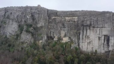 Fransa 'daki Maria Magdalena Grotto' sunun havadan görünüşü, Şafak Planı, Massif St.Baum, kutsal koku, dindar inananlar arasındaki ünlü yer, Dominik Keşişleri Manastırı, insansız hava aracı ileri uçuyor.