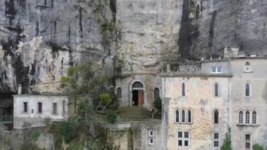 Fransa 'daki Maria Magdalena Mağarası' nın havadan görünüşü, Şafak Planı, Massif St.Baum, kutsal koku, dindar inananlar arasında ünlü bir yer, Dominik Keşişleri Manastırı, insansız hava aracı uçup gidiyor.