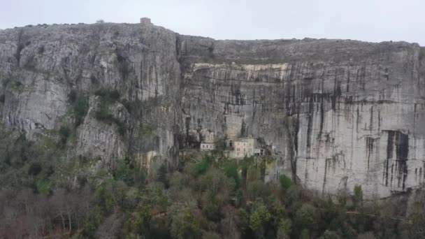 Letecký pohled na Jeskyni Marie Magdaleny ve Francii, Plánovací dny, masiv sv. Bauma, svatá vůně, slavné místo mezi věřícími, klášter dominikánských mnichů, dron letí vpřed — Stock video