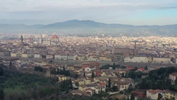 Panorama aéreo de Florencia al amanecer, Firenze, Toscana, Italia, catedral, río, vista de la pinta del dron, montañas está en el fondo — Vídeo de stock