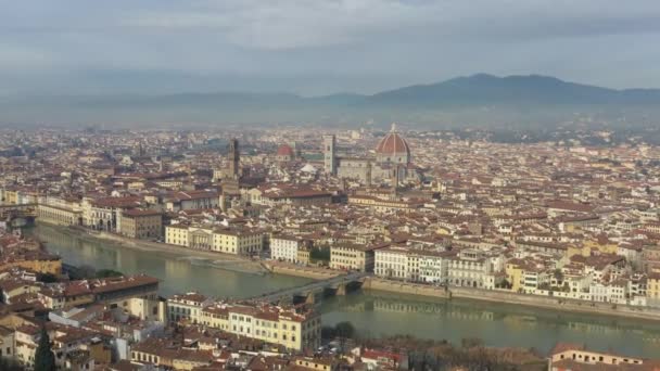 Flygfoto panorama över Florens vid soluppgången, Firenze, Toscana, Italien, katedral, flod, drönare pint utsikt, bergen är på bakgrunden — Stockvideo
