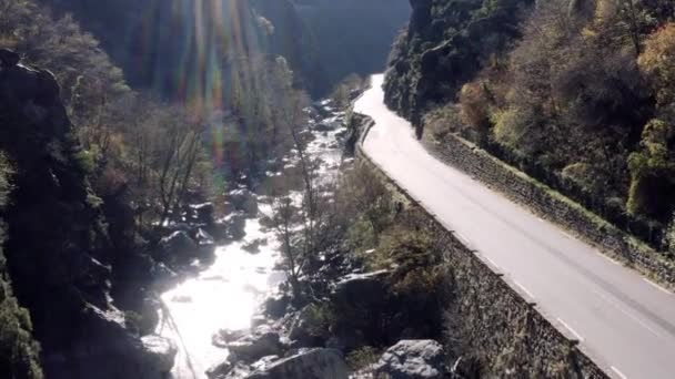 El río de montaña a lo largo de la carretera, vista panorámica aérea del dron de una carretera panorámica por el hermoso paisaje cubierto de nubes y niebla, puente y viaducto, el río de montaña a lo largo de la carretera , — Vídeos de Stock