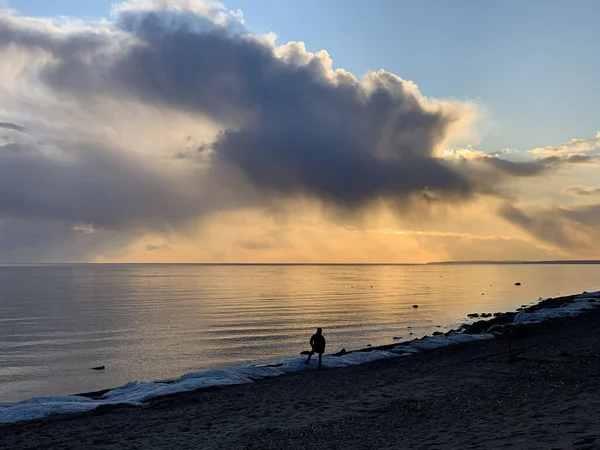 해질 녘의해 안, 그림 같이 아름다운 석양, 잔잔 한 물, 모래 해변, 구름 이해가 지는 해, 물 속에서의 분광, 구름의 빛을 받는다 — 스톡 사진