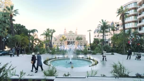 Monaco, Monte-Carlo, 25 Aralık 2019: Günbatımında Monte-Carlo Meydanı Panoraması, beyaz Noel ağaçları, Paris Oteli, güneşli bir gün, Noel süsü, turistler, çeşme, yeni daireler — Stok video