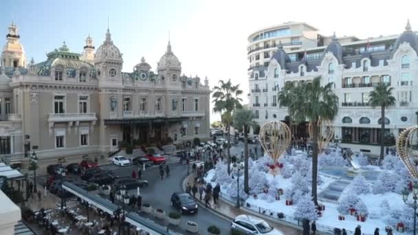 Monaco, Monte-Carlo, 25 december 2019: Panorama van het plein Casino Monte-Carlo bij zonsondergang, witte kerstbomen, hotel in Parijs, zonnige dag, kerstversiering, toeristen, fontein, nieuwe appartementen — Stockvideo