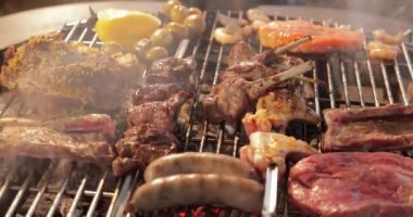 Et ızgara, kaburga, kazık, sosis, kenarlar, tavuk, çıplak alev, sarı tatlı biber, duman, yakacak odun, buhar, kapanış.