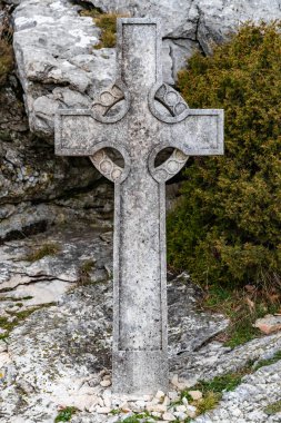 Kutsal haç bulutlu havada dağda, vadide bulutlar, kuru bir ot, Magdalalı Meryem 'in mağarası üzerinde dağ.