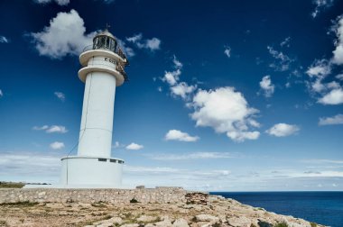 Formentera adasındaki deniz feneri, İspanya, beyaz bulutlu mavi gökyüzü, insansız, kayasız, taşsız, güneşli hava