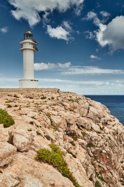 Formentera adasındaki deniz feneri, İspanya, beyaz bulutlu mavi gökyüzü, insansız, kayasız, taşsız, güneşli hava