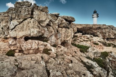 Formentera adasındaki deniz feneri, İspanya, beyaz bulutlu mavi gökyüzü, insansız, kayasız, taşsız, güneşli hava