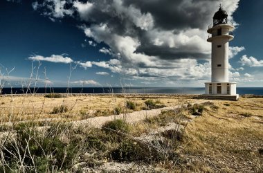 Formentera adasındaki deniz feneri, İspanya, beyaz bulutlu mavi gökyüzü, insansız, kayasız, taşsız, güneşli hava