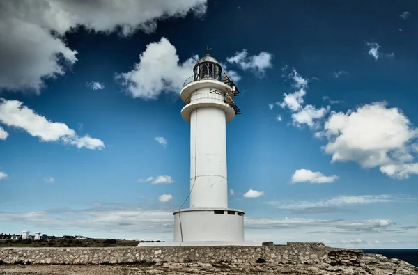 Leuchtturm auf Formentera, Spanien, blauer Himmel mit weißen Wolken, ohne Menschen, Felsen, Steine, sonniges Wetter — Stockfoto