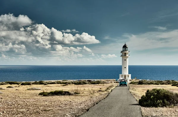 Leuchtturm auf der Insel Formentera, Spanien, blauer Himmel mit weißen Wolken, ohne Menschen, Auto auf dem Weg zum Leuchtturm — Stockfoto
