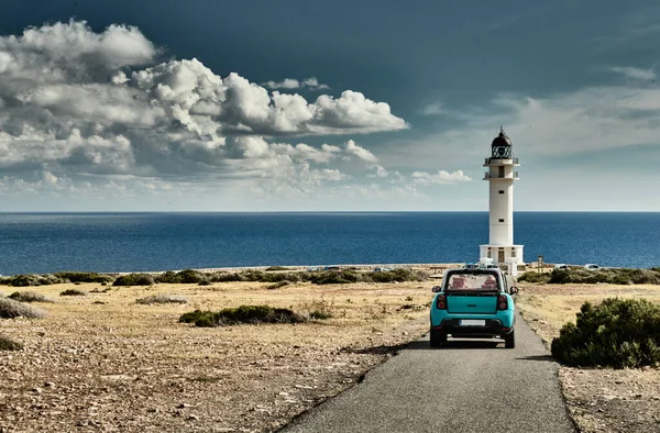 Leuchtturm auf der Insel Formentera, Spanien, blauer Himmel mit weißen Wolken, ohne Menschen, Auto auf dem Weg zum Leuchtturm — Stockfoto