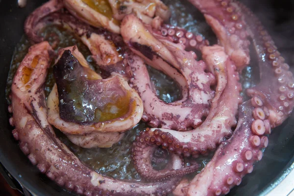 Der große Oktopus wird in einer Pfanne gebraten, Feelers of violet color, close-up — Stockfoto