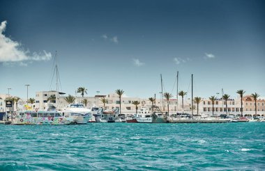 İspanya, Formentera, 29 Nisan 2018: Ünlü Formentera Limanı, bir deniz feneri, gök mavisi suyu, tekneler, güneşli hava, insansız