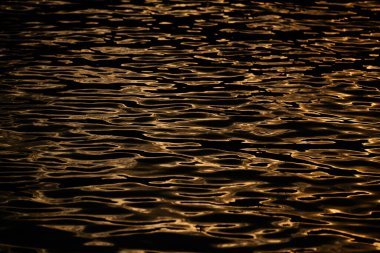 Altın parıldayan deniz suyu gün batımında, arka plan, altın su, dalgalar