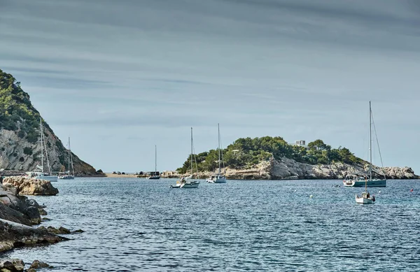 A paisagem do mar baleares, água azul, o céu tempestade, veleiros solitários no horizonte, tempo nublado — Fotografia de Stock