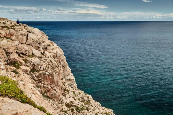 A paisagem do mar baleares e montanhas improváveis, água azul, o céu tempestade, edifícios solitários no topo das montanhas, barco à vela está no fundo — Fotografia de Stock