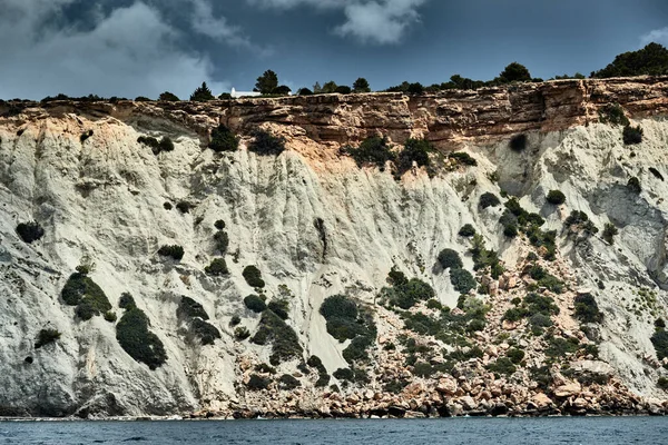 A paisagem do mar baleares e montanhas improváveis, água azul, o céu tempestade, barco solitário no horizonte, Maciço — Fotografia de Stock