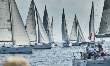 Hırvatistan, Akdeniz, 18 Eylül 2019: Yelkenli yelkenliler yelkenli yarışında yarışıyor, takım tekneyi kapatıyor, yansıma su, beyaz yelkenler, tekne kıç numarası, gergin rekabet
