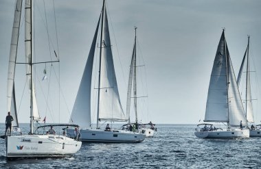 Hırvatistan, Akdeniz, 18 Eylül 2019: Yelkenli yelkenliler yelkenli yarışında yarışıyor, takım tekneyi kapatıyor, yansıma su, beyaz yelkenler, tekne kıç numarası, gergin rekabet