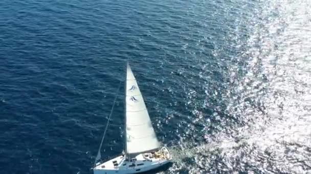 Две парусные яхты близко друг к другу, молодежь веселится на яхтах, молодежь висит на веревке между лодками, Адриатическое море, Хорватия, острова на заднем плане, солнечные размышления на воде, спокойствие — стоковое видео