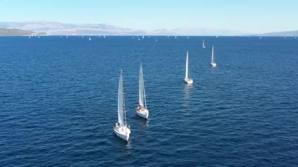 Dos yates de vela muy cerca entre sí, los jóvenes se divierten en yates, los jóvenes cuelgan de una cuerda entre los barcos, el mar Adriático, Croacia, las islas en un fondo, los reflejos del sol en el agua, la calma — Vídeo de stock