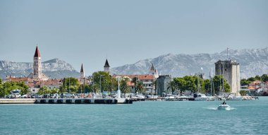 Hırvatistan 'ın Trogir kentinin manzarası, su, kule, tekne seviyesinden şehir manzarası