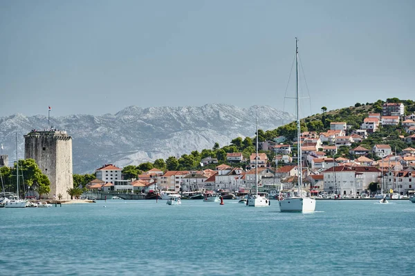 Vista mar de Trogir, Croácia, paisagem urbana de nível de água, torre, barcos — Fotografia de Stock