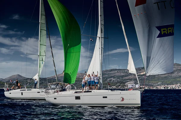 Kroatien, Mittelmeer, 18. September 2019: Die Damenmannschaft des Segelbootes feiert einen Sieg, Segelboote messen sich bei einer Segelregatta, das Team funktioniert, ein Steuerrad, bunte Spinnaker — Stockfoto