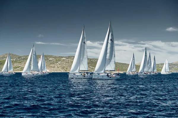 Kroatien, Mittelmeer, 18. September 2019: Das Segelboot-Team schaltet das Boot aus, Segelboote messen sich bei einer Segelregatta, Das Team arbeitet, zieht an einem Seil, einem Lenkrad, bunten Spinnakern — Stockfoto