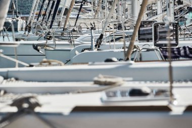 Halatları, direkleri ve çapası olan yelkenli tekneleri, yelkenli yelkenli yelkenlileri, açık kapakları.