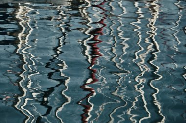 Yelkenlilerin su üzerindeki direklerinin yansıması, ilginç doku, düz su hatları, yelkenli yelkenli yelkenli yelkenlisi, direklerin su üzerindeki yansıması, halatlar ve alüminyum, parlak renkler.