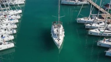 Hırvatistan, marina Kastela, 15 Eylül 2019: Arka planda tekneleri olan bir yelkenli yelkenli yarışına katılan gemi limandan ayrılıyor, insanlar yaklaşan yarışı bekliyor, kayakçılar ve denizciler