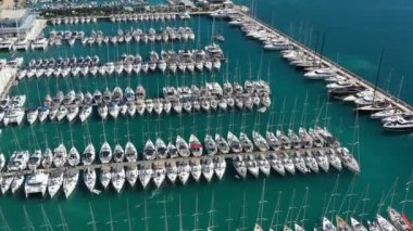 Hırvatistan, marina Kastela, 15 Eylül 2019: İHA 'nın yelkenlilere, yelkenli yelkenlilere, yelkenli yarışlarına, rıhtımlara, bir sürü tekneye ve dağlara yönelik bakış açısı arka planda