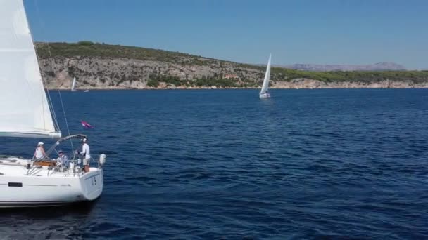 Croazia, 15 settembre 2019: Foto aerea della regata, Uno dei partecipanti di una regata di vela, competizione intensa, un sacco di vele bianche, l'isola è sullo sfondo, vacanza, paesaggio idilliaco — Video Stock