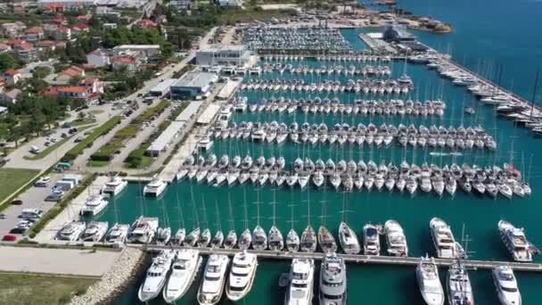 Chorvatsko, přístav Kastela, 15. září 2019: Drone pohled bod na kotvení ve stejné řadě plachetnice, účastník plachetnice regata, mola, hodně lodí, hory je na pozadí — Stock video